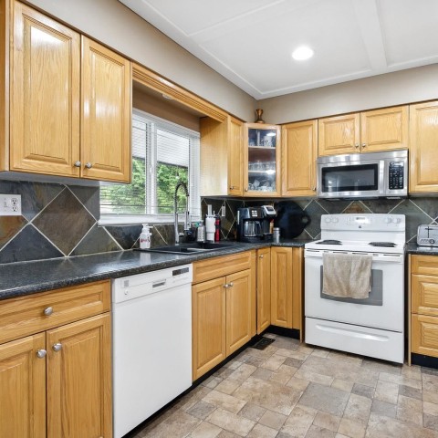 Photo 4 at 12380 216 Street, West Central, Maple Ridge Photo 4 at 12380 216 Street, West Central, Maple Ridge